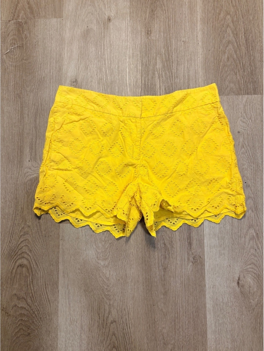 Crown & Ivy Yellow Eyelet Shorts Women’s Size 10 Boho Summer Colorful Vacation